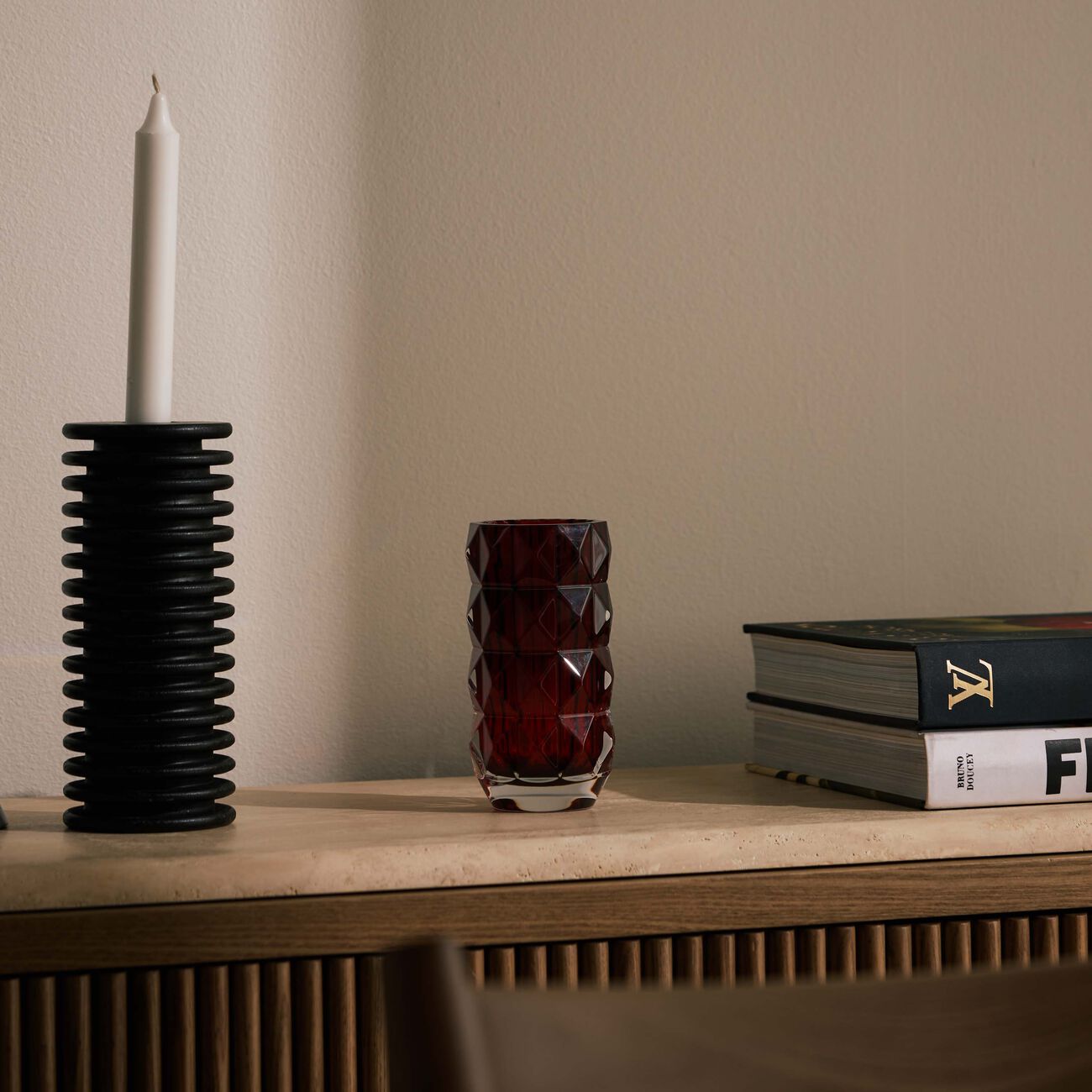 باكارا مزهرية لوكسور المستديرة الحمراء بالحجم الصغير