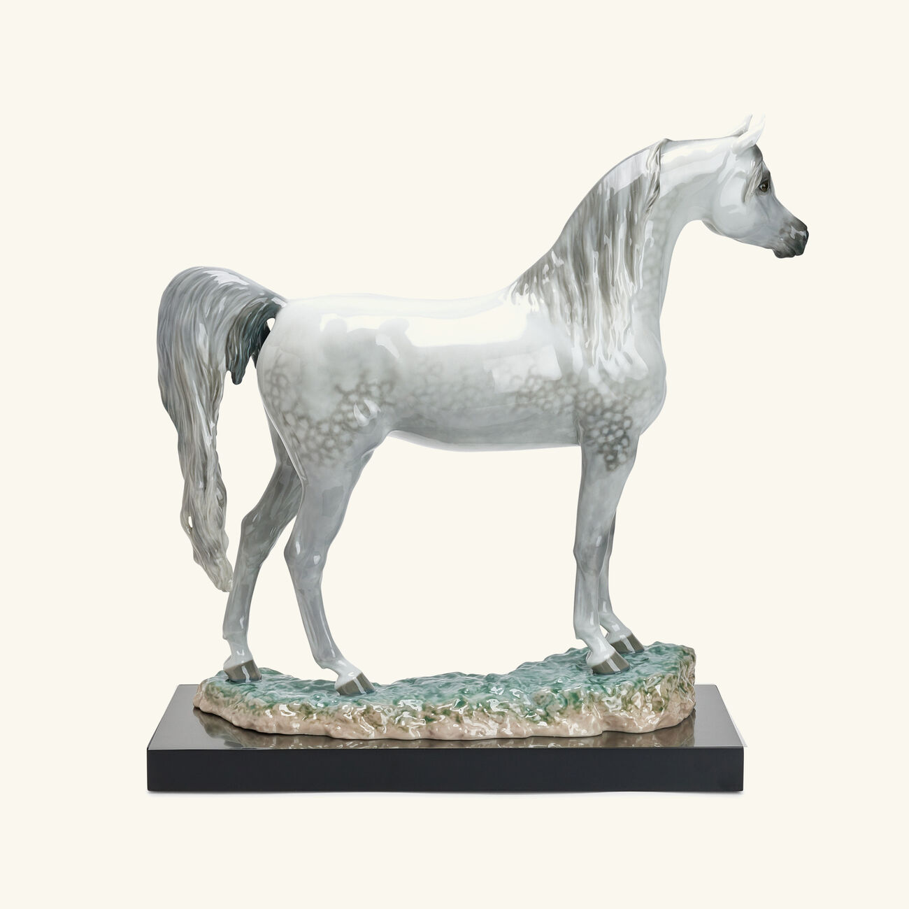 لادرو منحوتة على شكل خيل عربي أصيل كبيرة بيضاء محدودة الإصدار
