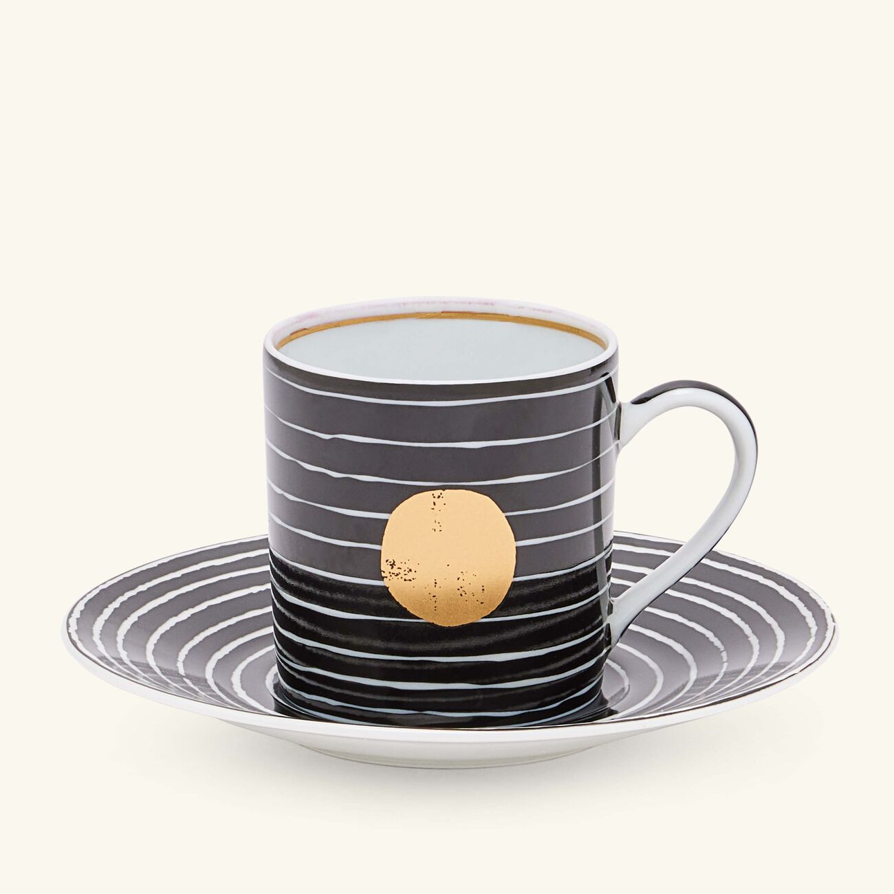 برناردو فنجان القهوة أبورو مع صحنه أسود