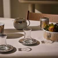 صلصال طقم تمرة بالتعاون مع رزان العزوني لونا المؤلف من فنجانين عربيين للشاي مع صحنيهما باللون الذهبي