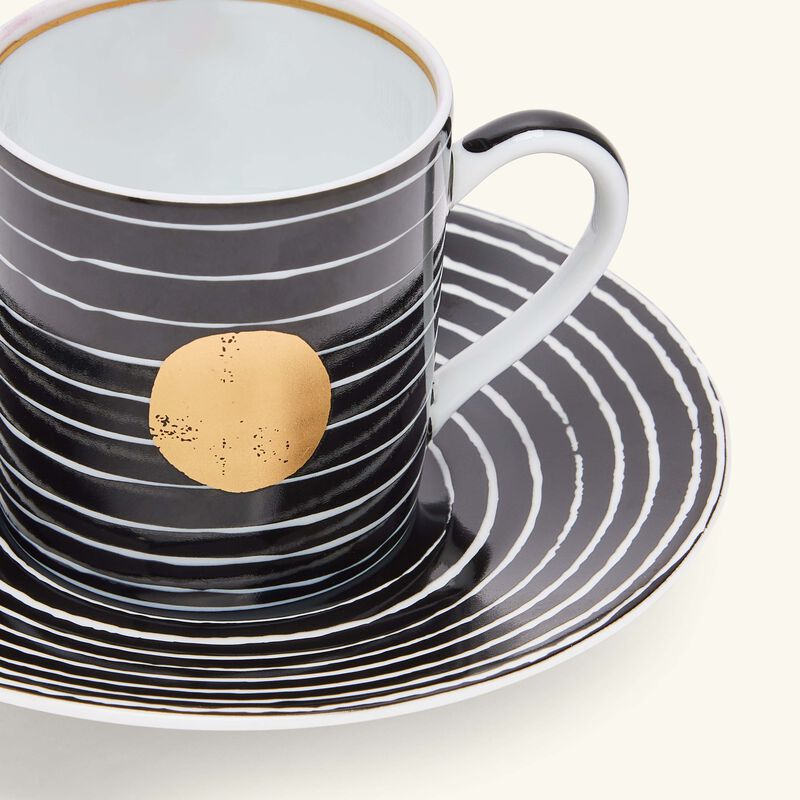 برناردو فنجان القهوة أبورو مع صحنه أسود