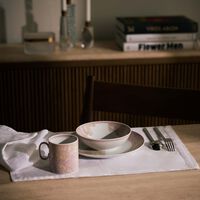 فيرساتشي طقم الإهداء باروكو روز باللون الوردي   مجموعة من مستلزمات المائدة خصيصًا للأطفال