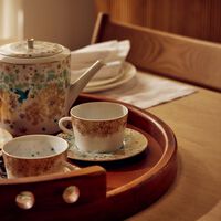 برناردو طقم مؤلف من 4 فنجانين للشاي مع صحونها