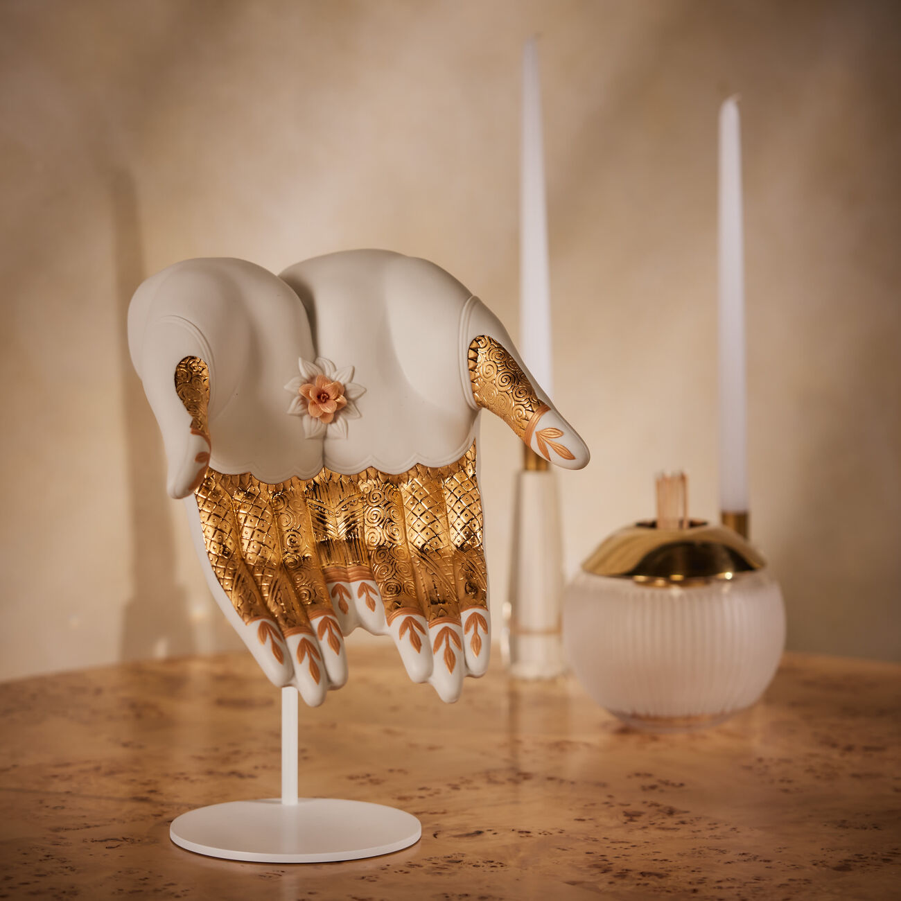 لادرو منحوتو مودرا على شكل يدين متوسطة الحجم بيضاء