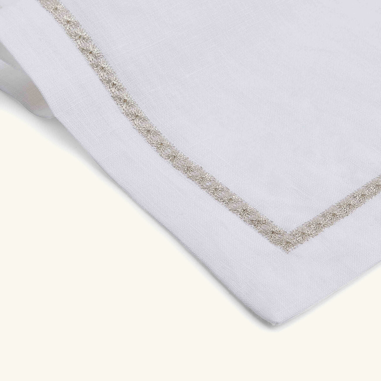 كاترين دينوال مفرش الأطباق روزلي باللون فضي