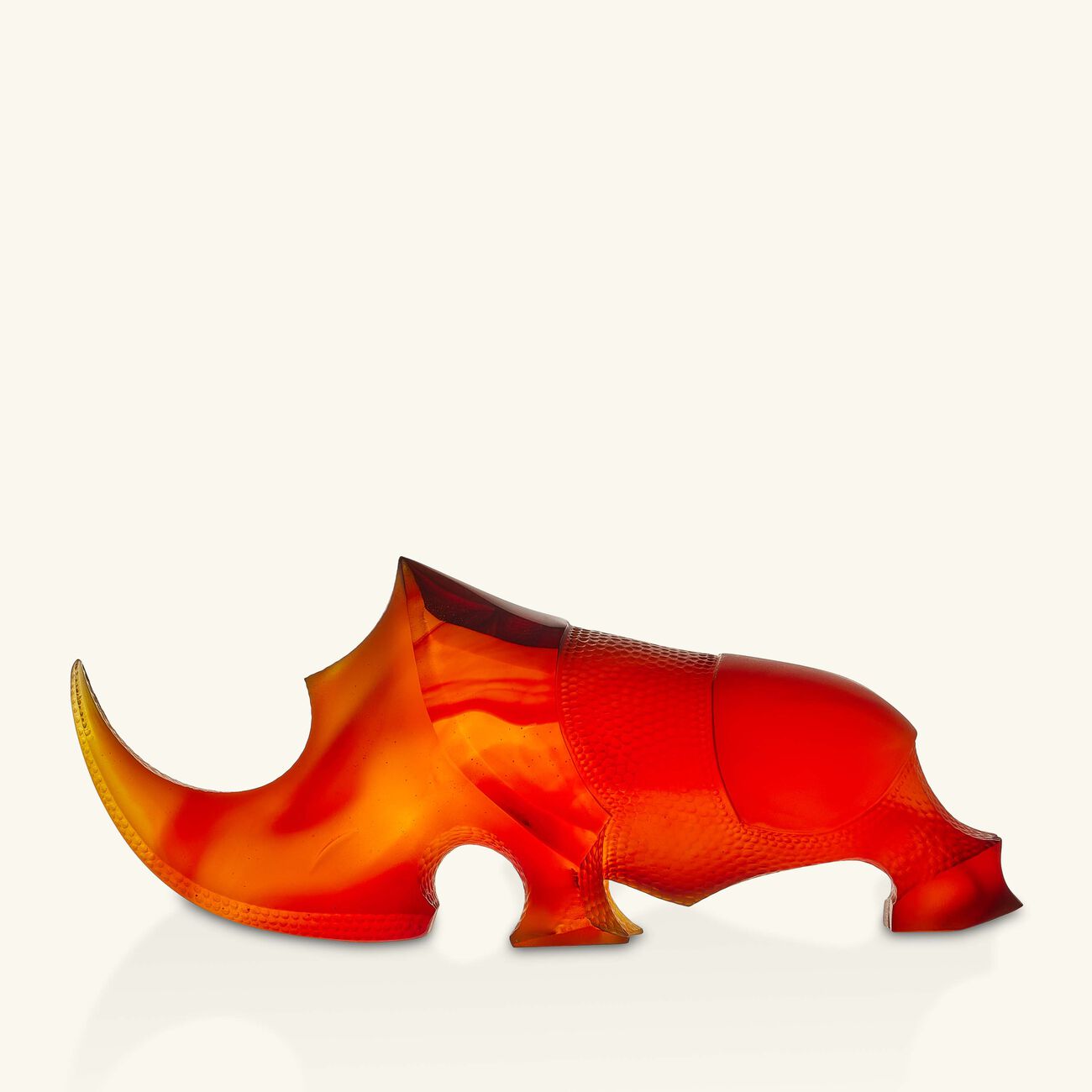 دوم منحوتة على شكل وحيد قرن متوسطة بنية