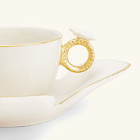 فنجان الشاي باترفلاي مع صحنه أبيض فيلاري فنجان الشاي باترفلاي مع صحنه أبيض