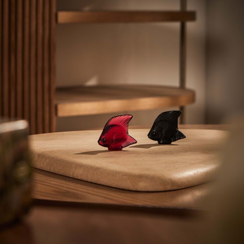 لاليك منحوتة على شكل سمكة صغيرة جدًا سوداء