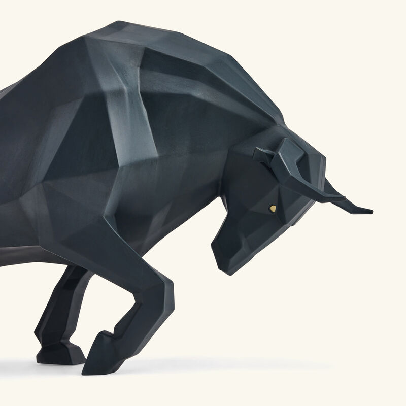 لادرو منحوتة على شكل ثور صغيرة سوداء