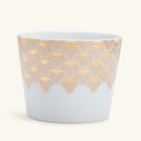 مزهرية تمرة بالتعاون مع رزان العزوني على شكل حرف V صغيرة باللون الذهبي صلصال مزهرية تمرة بالتعاون مع رزان العزوني على شكل حرف v صغيرة باللون الذهبي