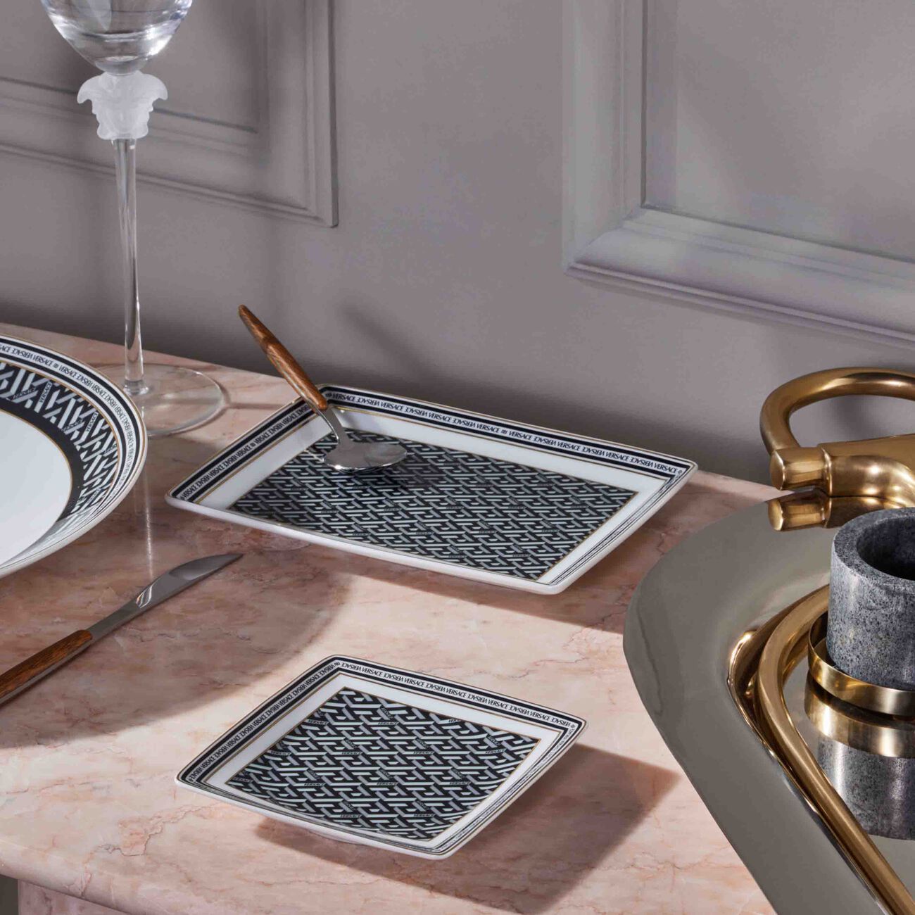 فيرساتشي صينية الحلى والمجوهرات لا جريكا مربعة صغيرة سوداء