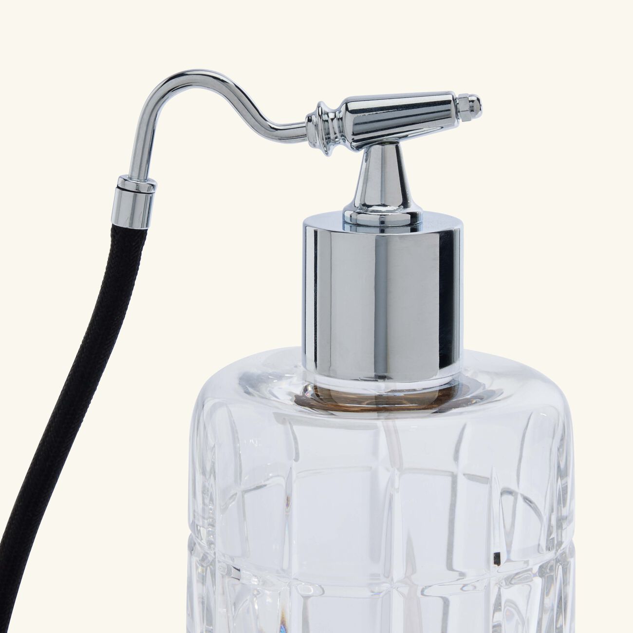 ماريو تشيوني زجاجة عطر أسطوانية الشكل مع مضخة