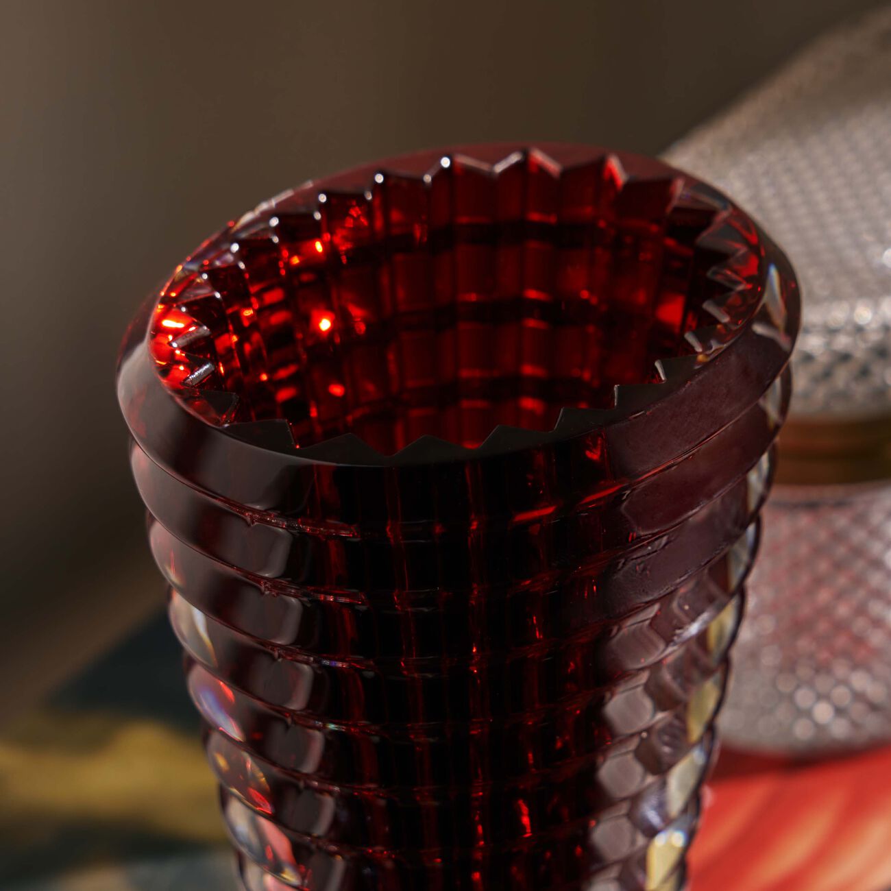 baccarat eye vase round small red