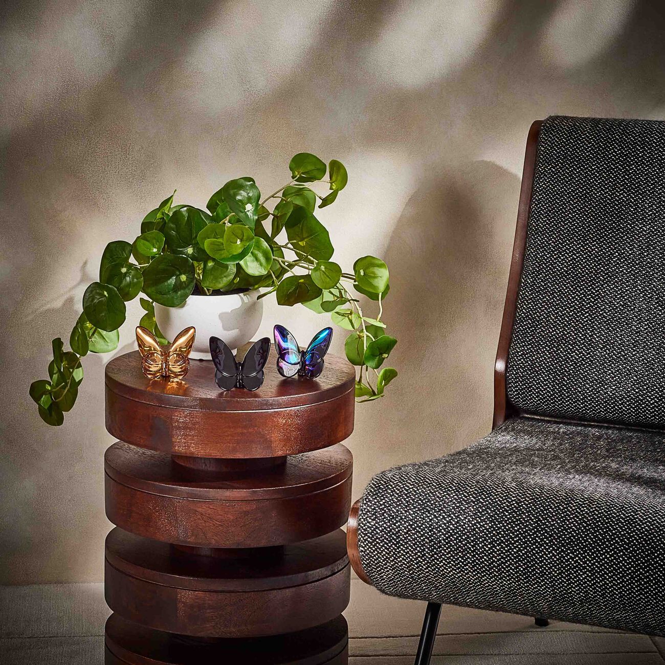 باكارا منحوتة بابيون لاكي على شكل فراشة باللون البني صغيرة جدًا