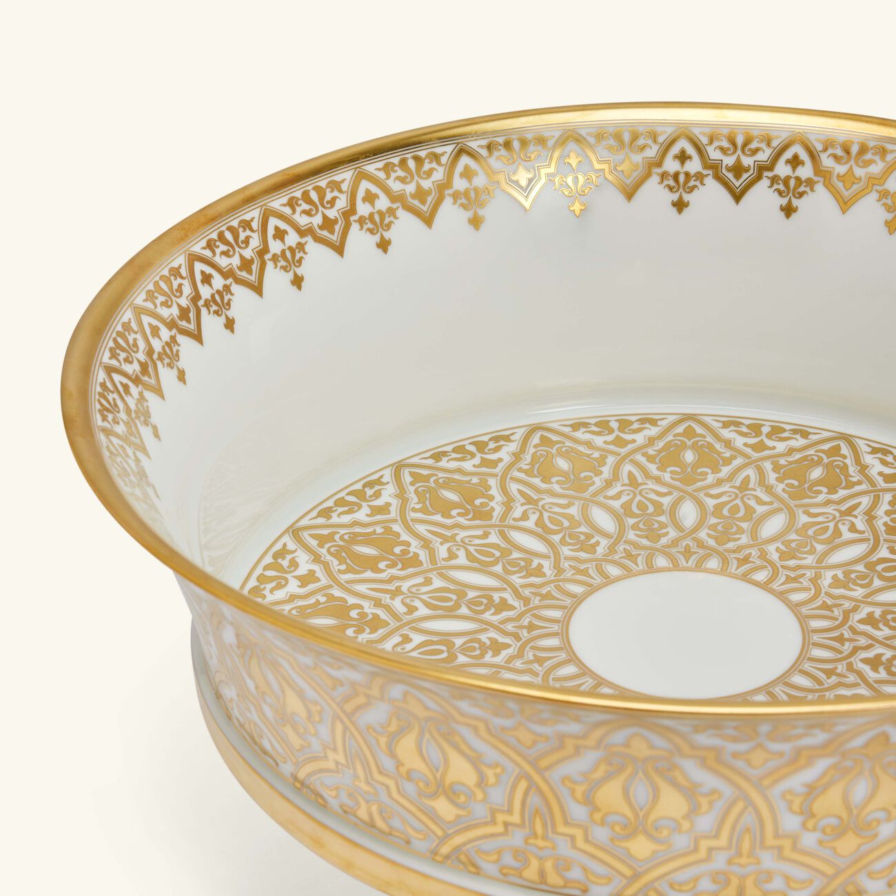 برناردو طبق الكيك فينيس مع قاعدة باللون الذهبي