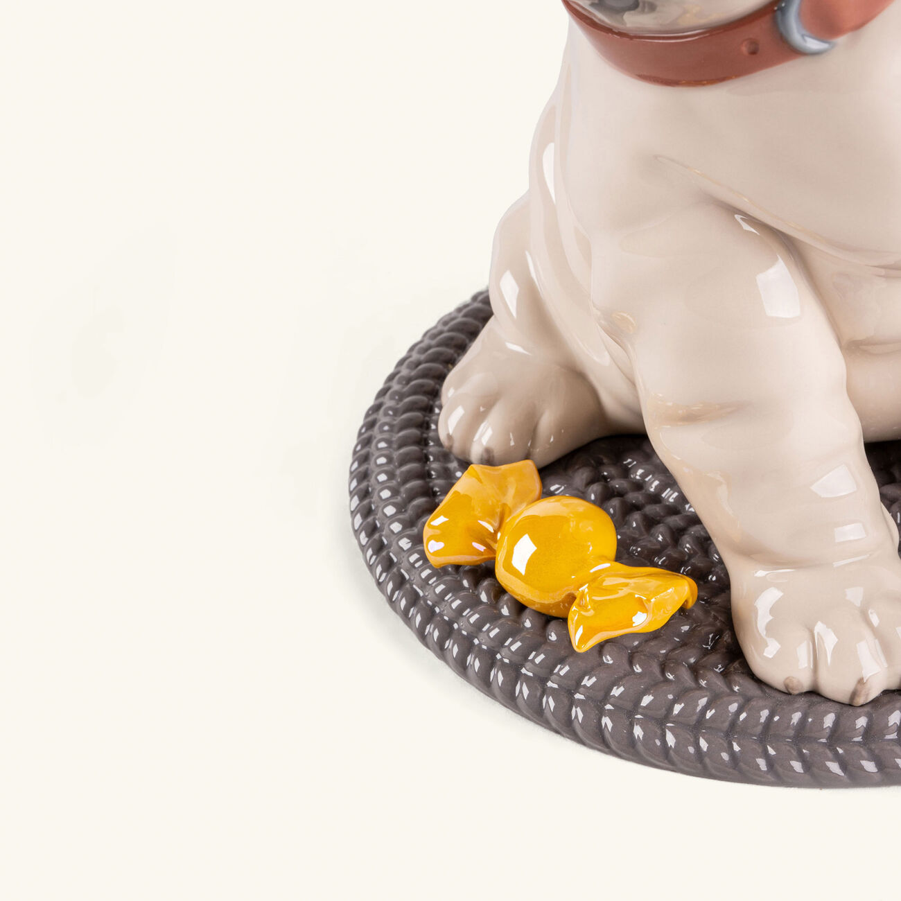 لادرو منحوتة على شكل جرو كلب متوسطة بيضاء