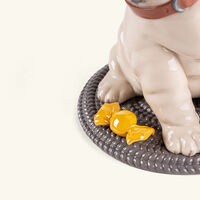 لادرو منحوتة على شكل جرو كلب متوسطة بيضاء