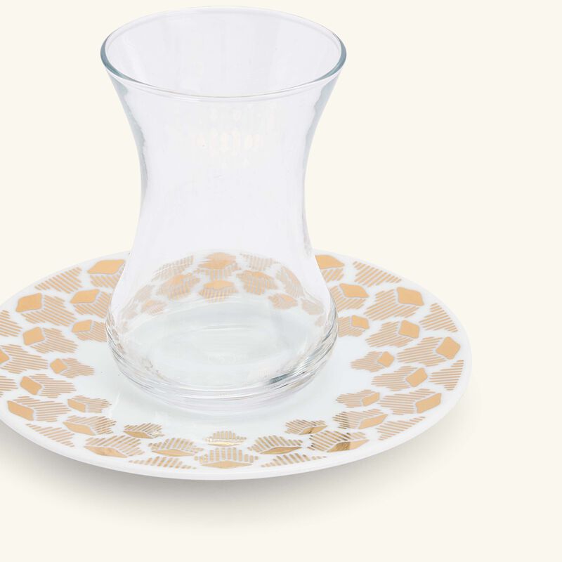 صلصال طقم تمرة بالتعاون مع رزان العزوني لونا المؤلف من فنجانين عربيين للشاي مع صحنيهما باللون الذهبي