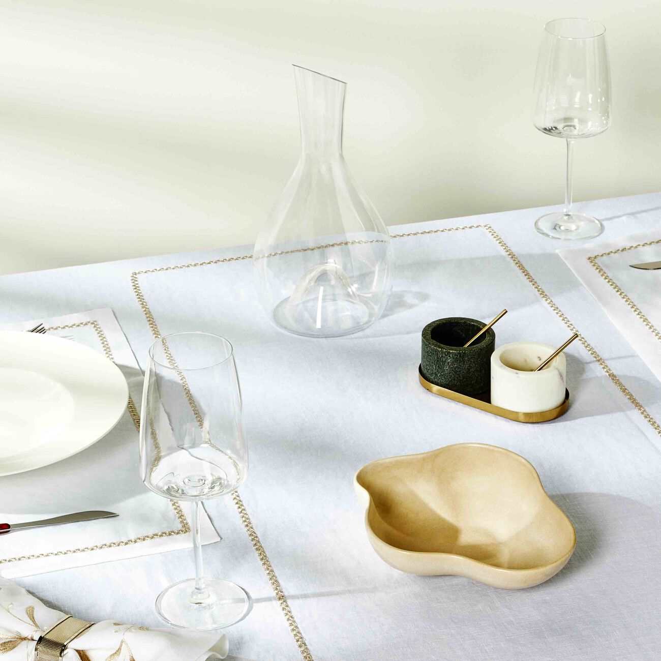 كاترين دينوال مفرش المائدة روزلي باللون الفضي