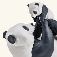 لادرو منحوتة على شكل أنثى باندا وصغيرها متوسطة سوداء