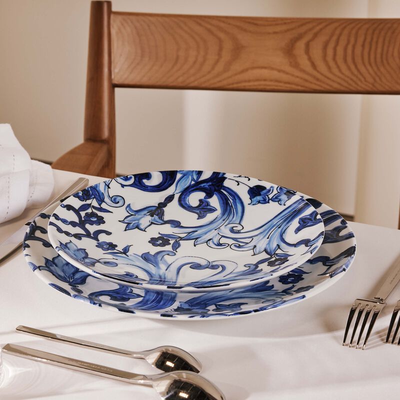 دولتشي أند غابانا كازا طقم بلو ميديترانيو فيوري بيكولو المؤلف من طبقي طعام باللون الأزرق بتصميم دائري 26 سم