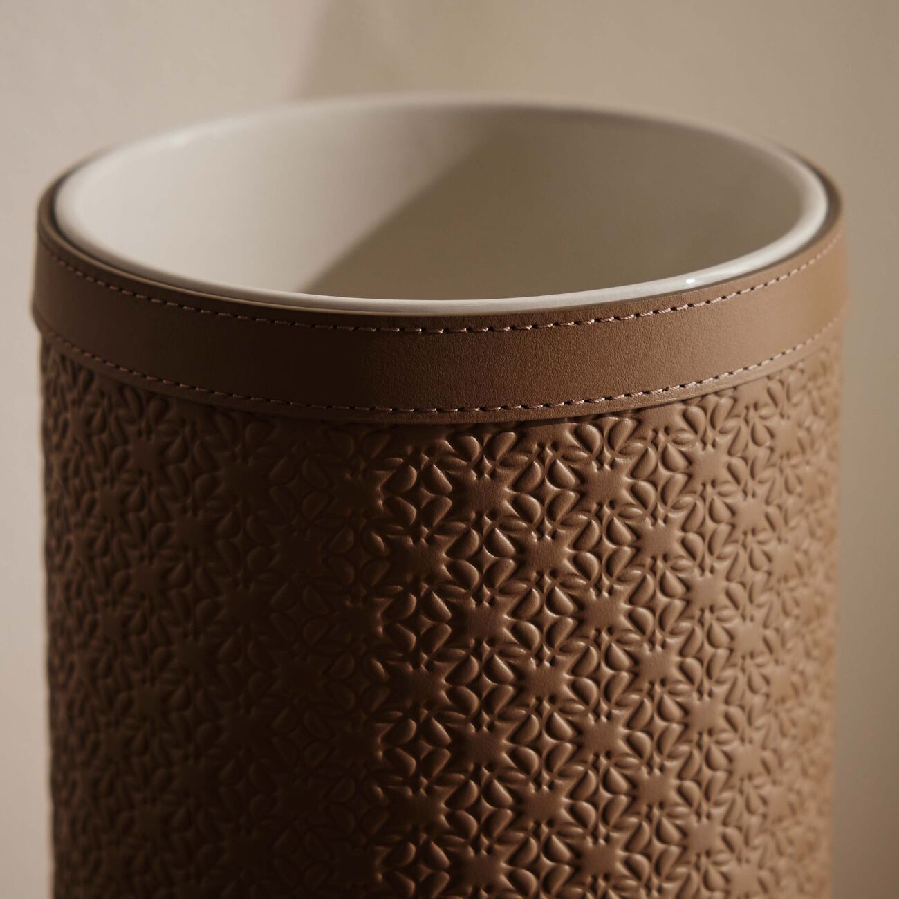 جيوبانيارا مزهرية إيلي صعب موتون مستديرة كبيرة باللون البيج