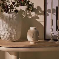 جوناثان أدلر مزهرية دورا مار صغيرة بيضاء