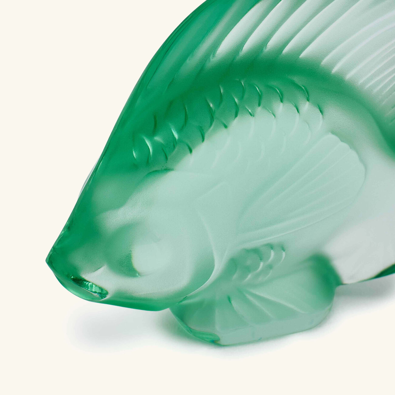 لاليك منحوتة على شكل سمكة صغيرة خضراء