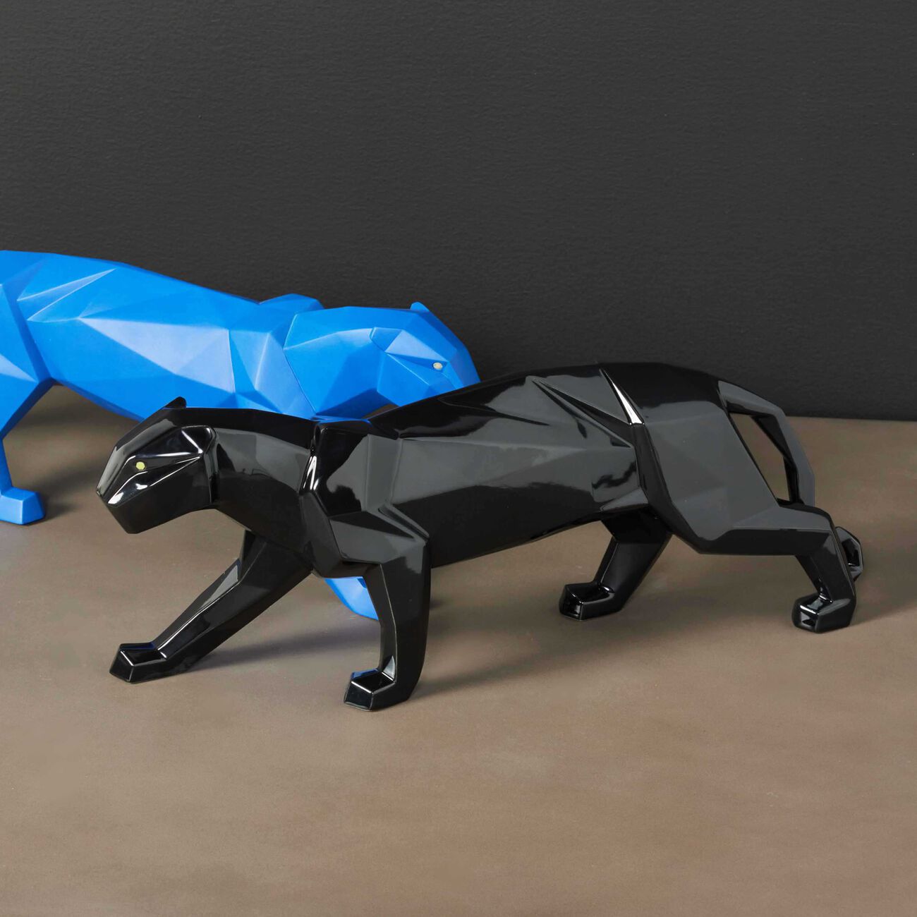 لادرو منحوتة على شكل فهد كبيرة سوداء