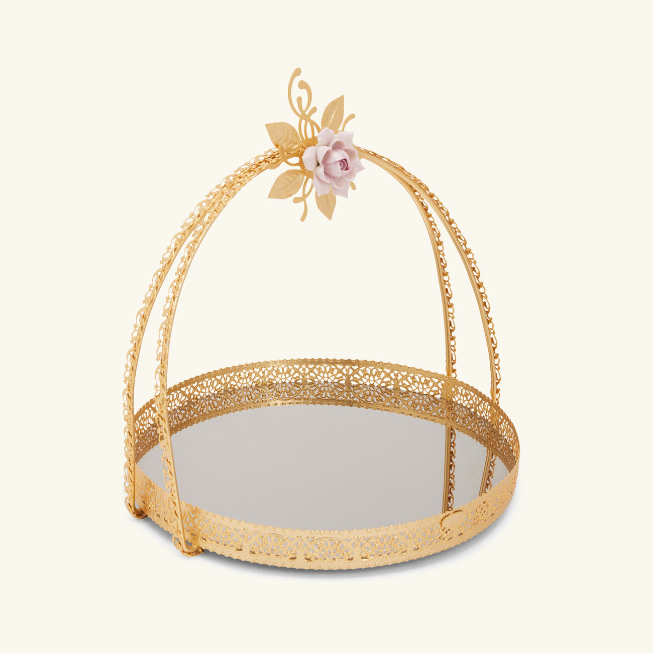 سلة الضيافة إكسترافاجانزا باللون الذهبي فيلاري سلة الضيافة إكسترافاجانزا باللون الذهبي