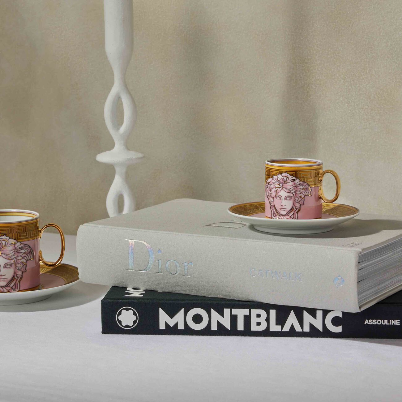 فيرساتشي فنجان القهوة بينك كوين مع صحنه وردء