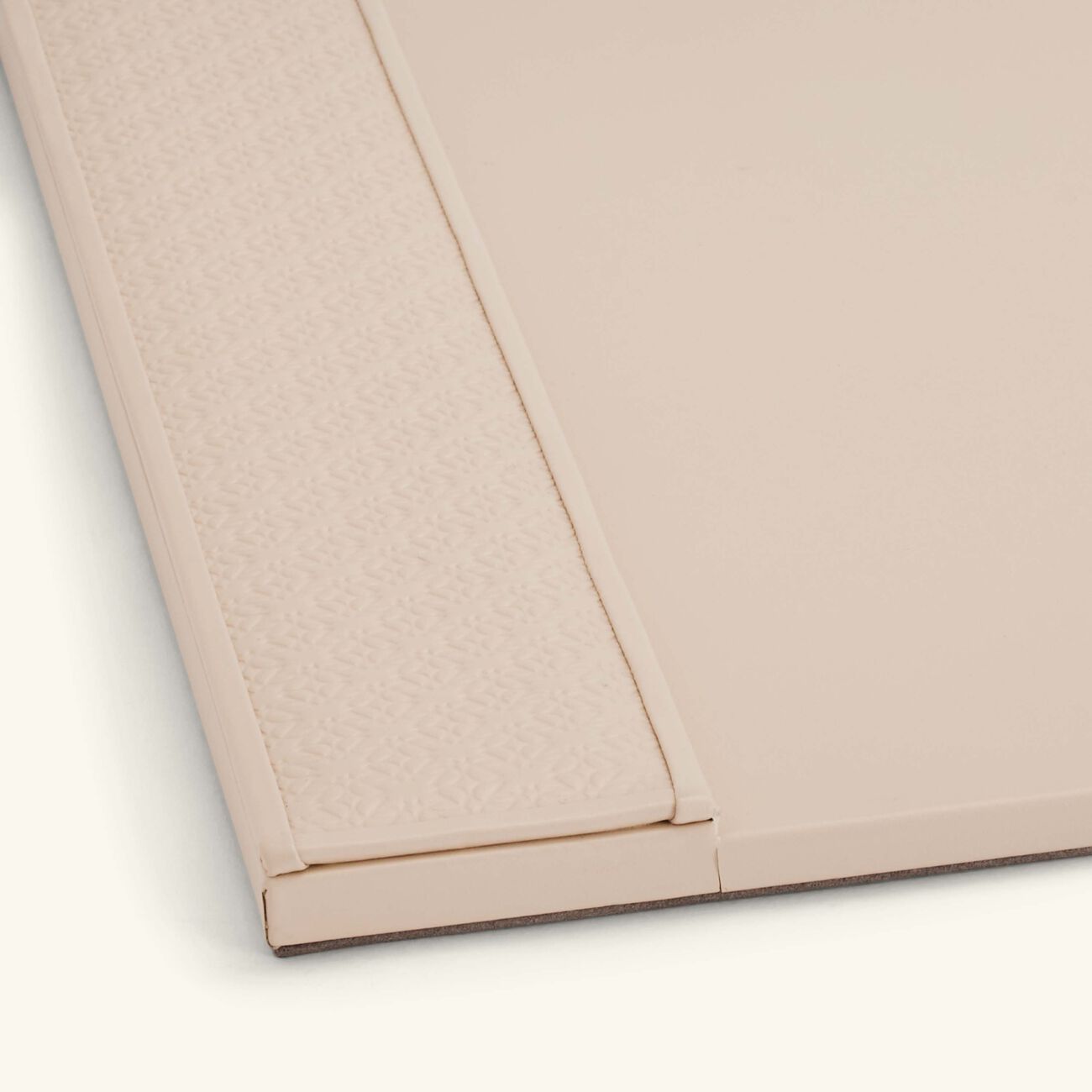 جيوبانيارا قاعدة إيلي صعب مونوغرام تورون للمكتب باللون البيج