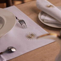 مفرش مائدة بنقشة شمس أبيض كاترين دينوال مفرش مائدة بنقشة شمس أبيض