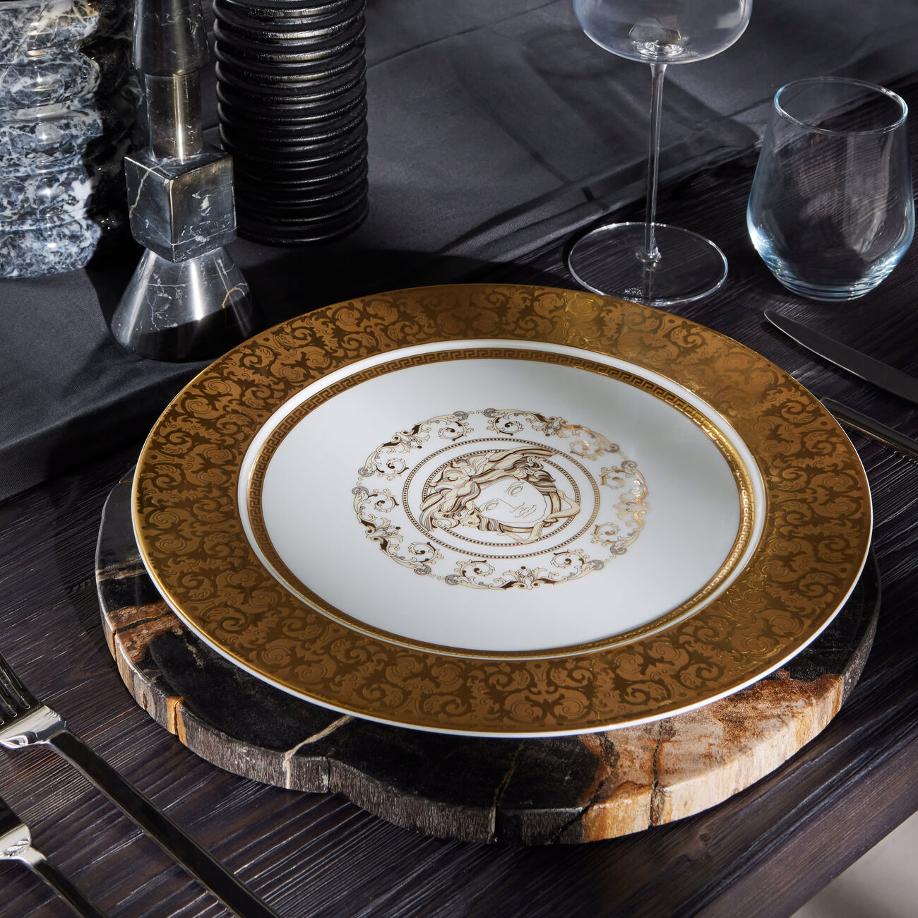 Medusa Gala Charger Plate White 33cm versace medusa gala charger plate white 33cm