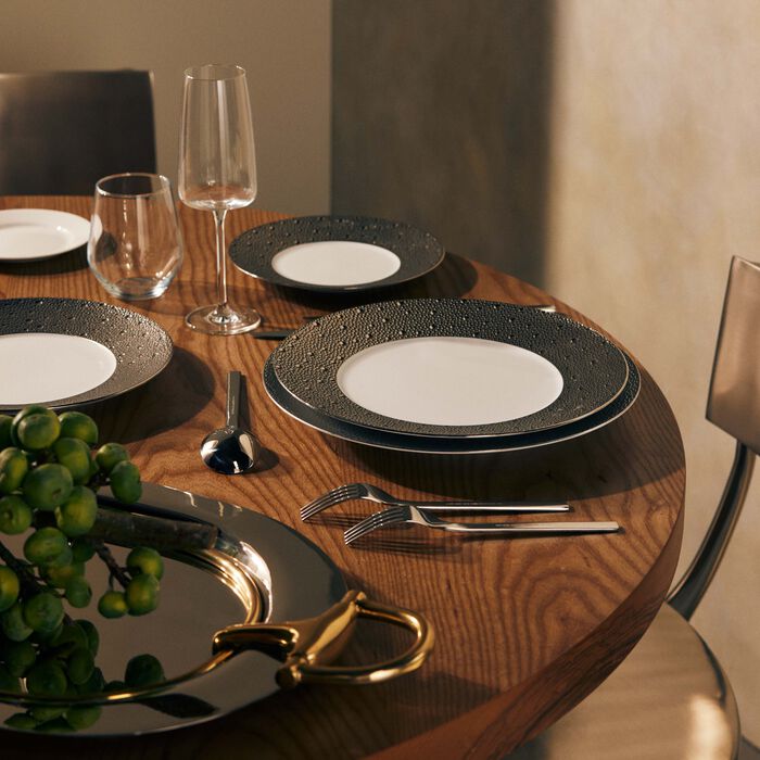 برناردو طبق الضيافة إكيوم دائري باللون الفضي 29 سم