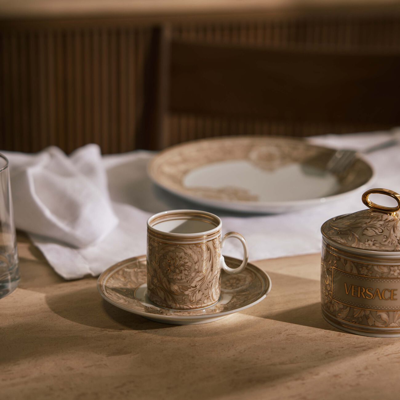 فيرساتشي فنجان الإسبريسو باروكو مع صحنه بلون البيج