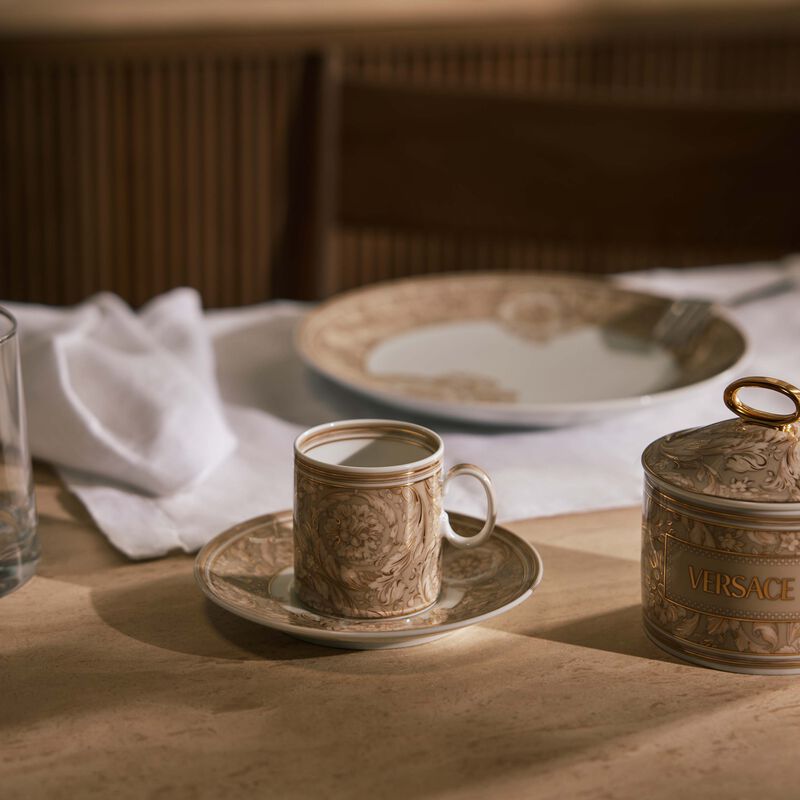 فيرساتشي فنجان الإسبريسو باروكو مع صحنه بلون البيج