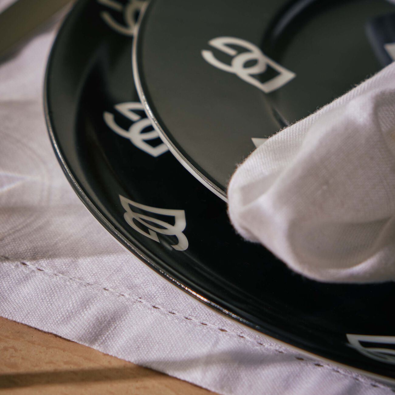 DG Logo Pizza Plate Round 32cm dolce gabbana casa dg logo pizza plate round 32cm