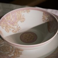 فيرساتشي طقم الإهداء باروكو روز باللون الوردي   مجموعة من مستلزمات المائدة خصيصًا للأطفال