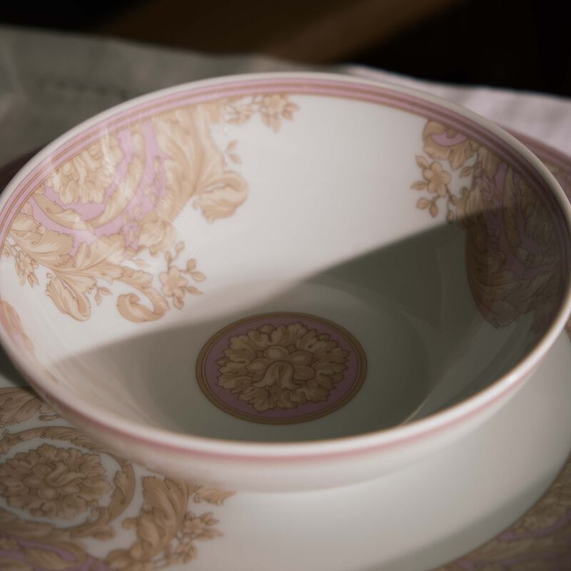 فيرساتشي طقم الإهداء باروكو روز باللون الوردي   مجموعة من مستلزمات المائدة خصيصًا للأطفال