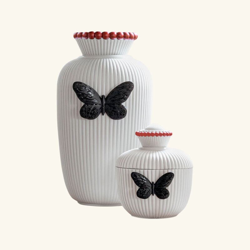 مزهرية لايدي لايك لأولغا هانونو كبيرة باللون الأبيض لادرو مزهرية لايدي لايك لأولغا هانونو كبيرة باللون الأبيض
