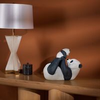 لادرو منحوتة على شكل أنثى باندا وصغيرها متوسطة سوداء