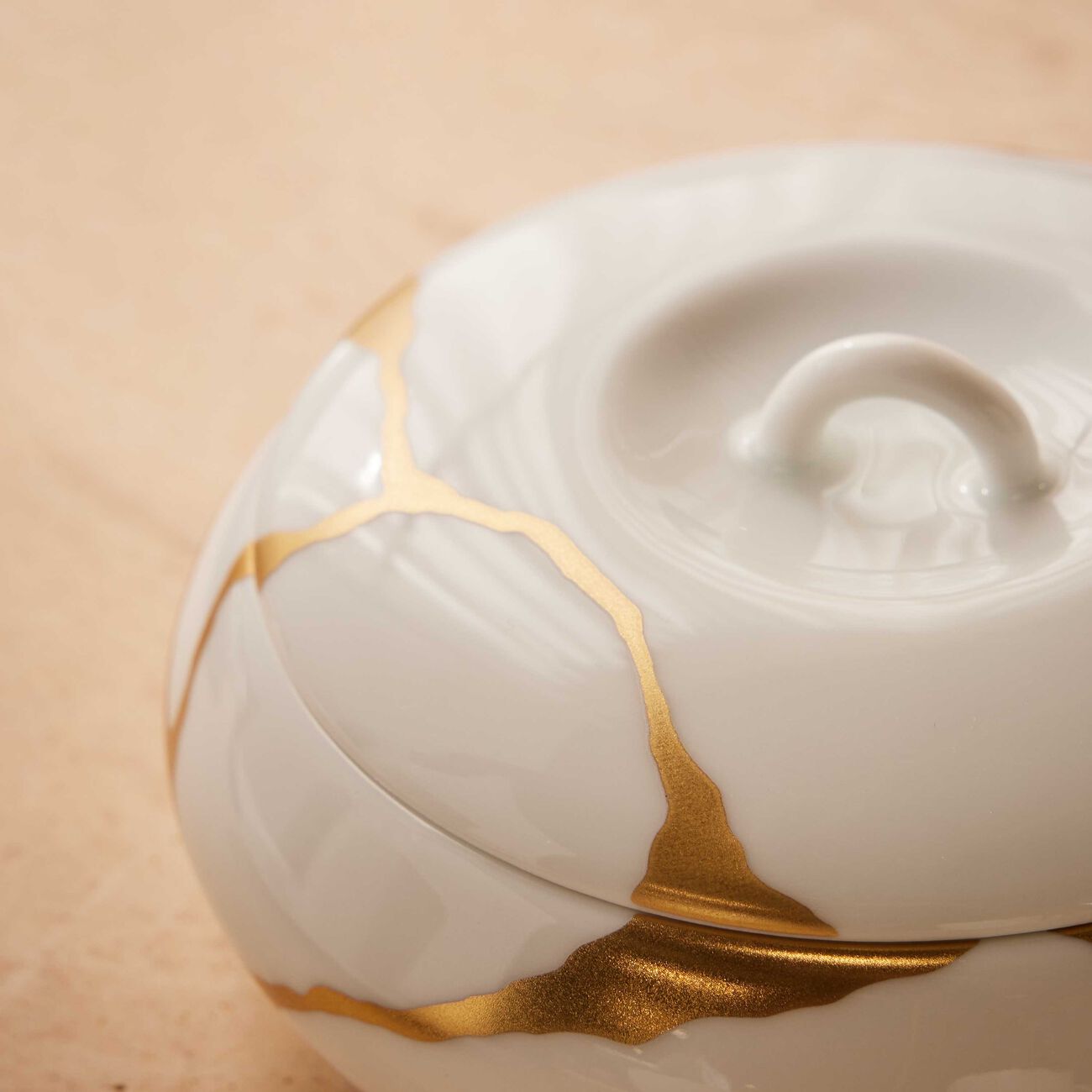 برناردو صندوق كينتسوغي باللون الذهبي