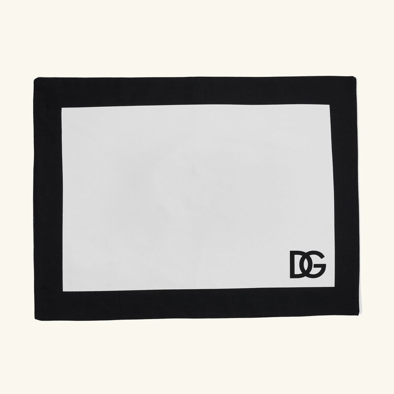 دولتشي أند غابانا كازا طقم دولتشي آند غابانا لوغو المؤلف من مفرش للأطباق ومنديل للمائدة باللون الأحمر