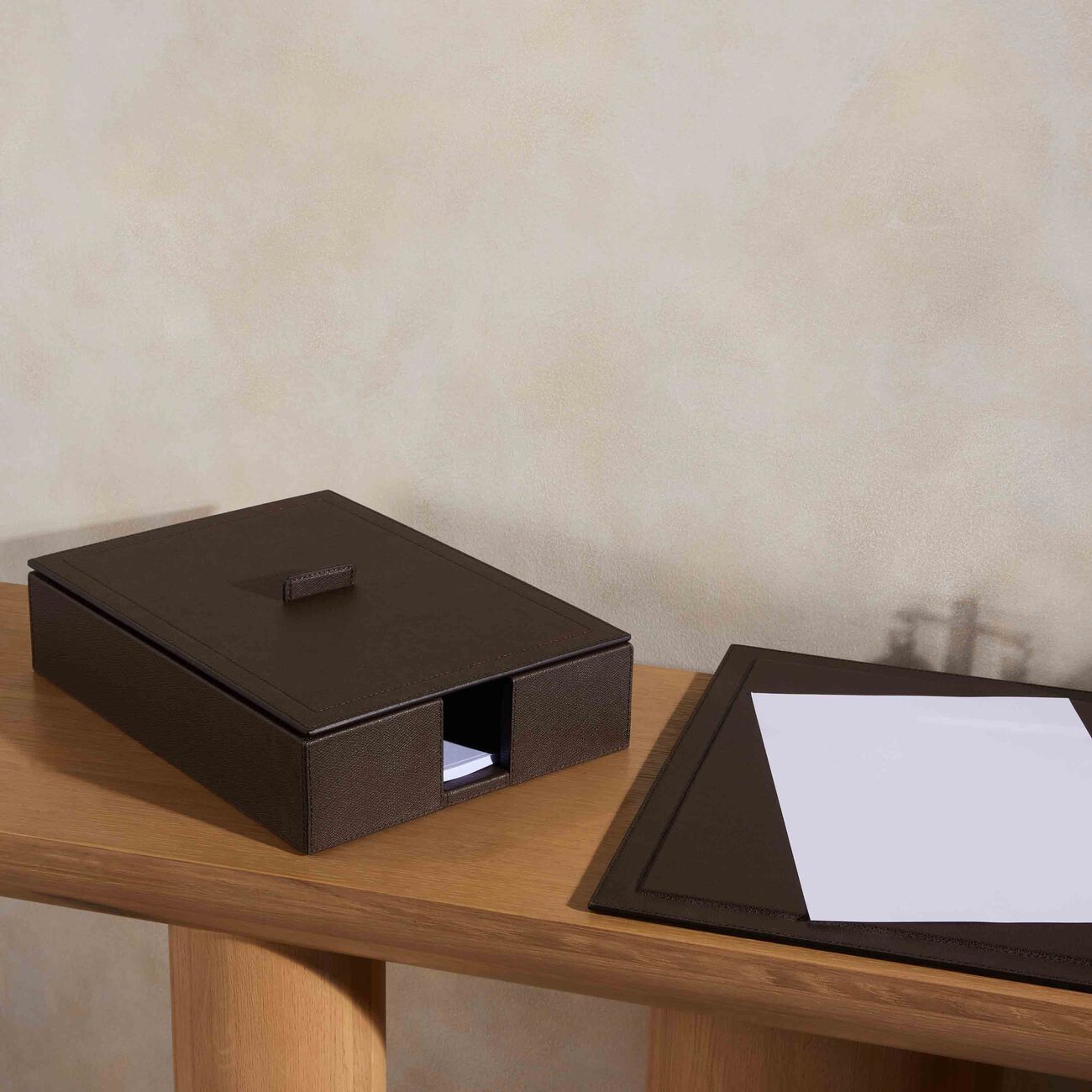 صينية حفظ الأوراق ليوبولد باللون البني (قياس A4) جيوبانيارا صينية حفظ الأوراق ليوبولد باللون البني قياس a4