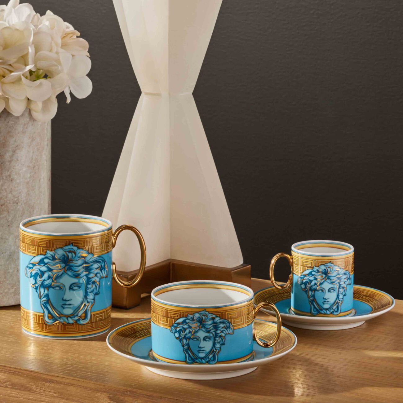 فيرساتشي فنجان الشاي بلو كوين مع صحنه أزرق