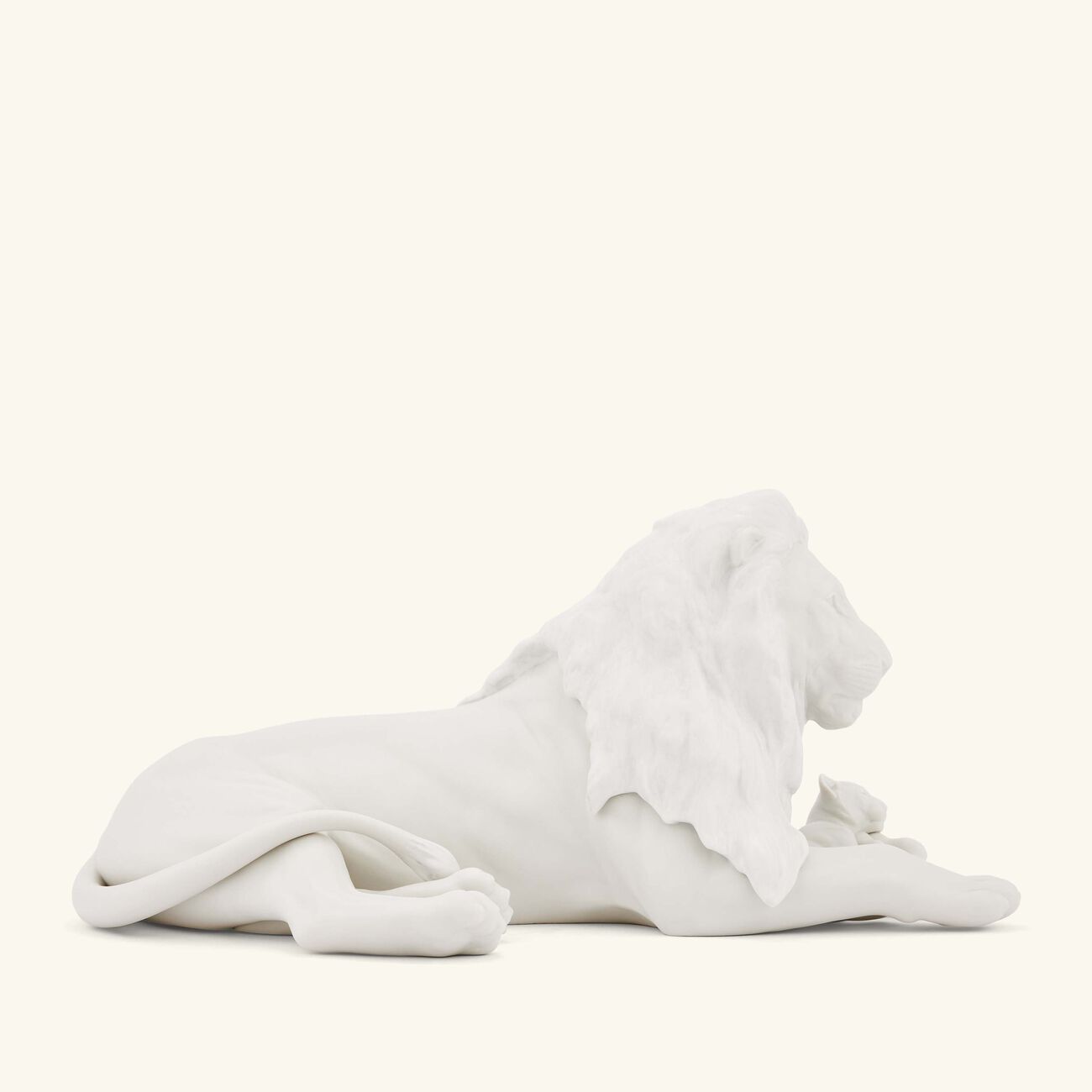 لادرو منحوتة أسد مع شبله صغيرة بيضاء