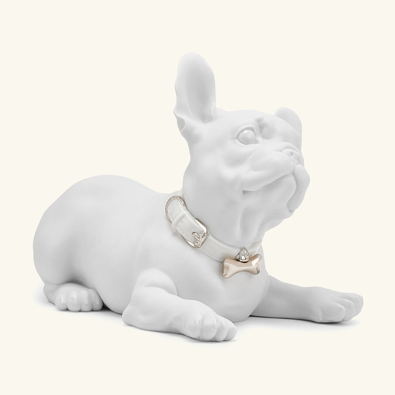 لادرو منحوتة كلب البولدوج الفرنسي مع حلوى الماكارون متوسطة الحجم بيضاء