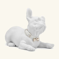 لادرو منحوتة كلب البولدوج الفرنسي مع حلوى الماكارون متوسطة الحجم بيضاء