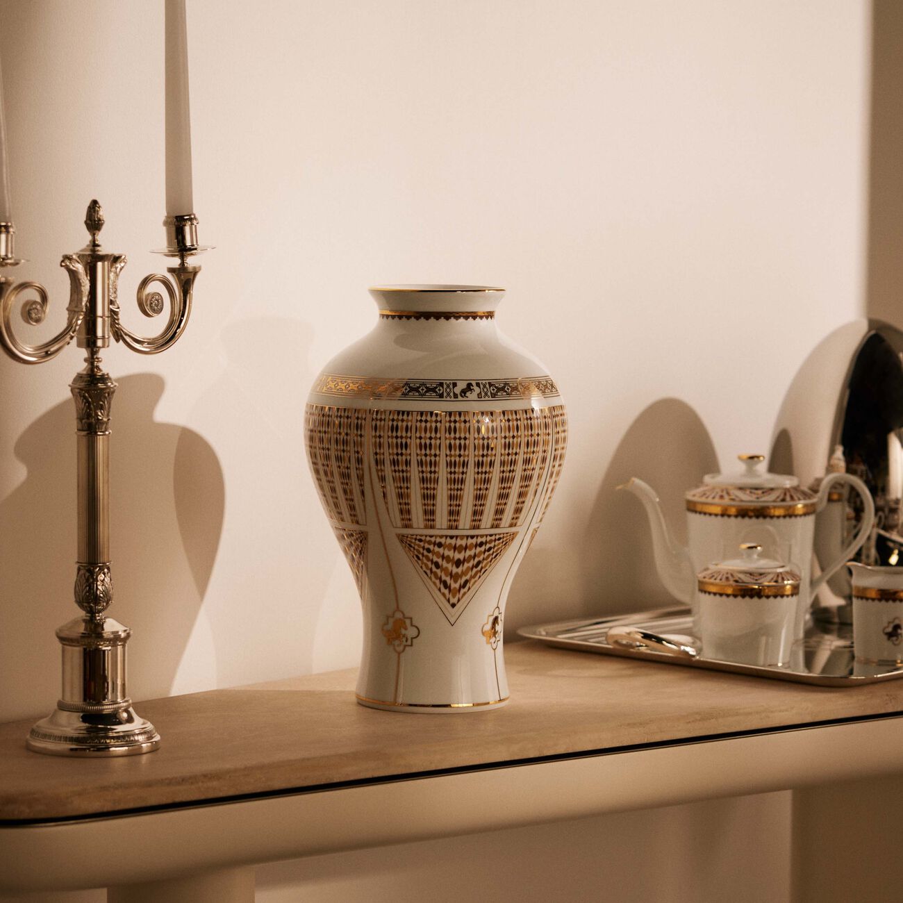 هافيلاند مزهرية كافالييه رويال دائرية متوسطة باللون الذهبي